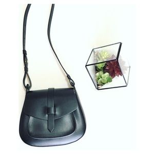 • Gap Minimalist Saddle Bag •