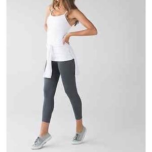 Lululemon Zone In Crop Sz 6 in grey EUC