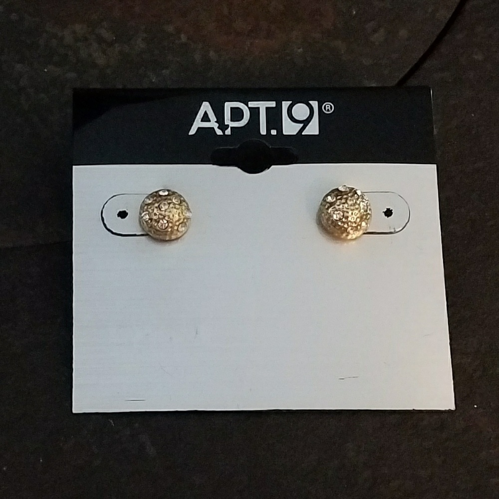 Pretty gold earrings
