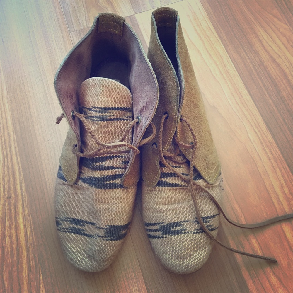 Handcrafted suede lace mocca!