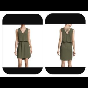 Sleeveless v-neck dress