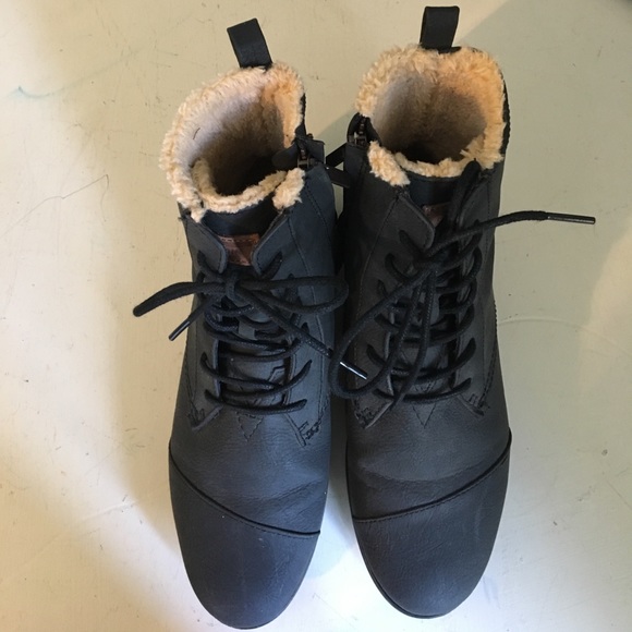 Toms fur lined boots - Picture 2 of 3