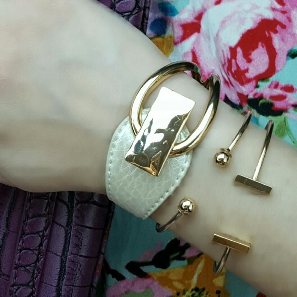 Leather cuff in Champagne