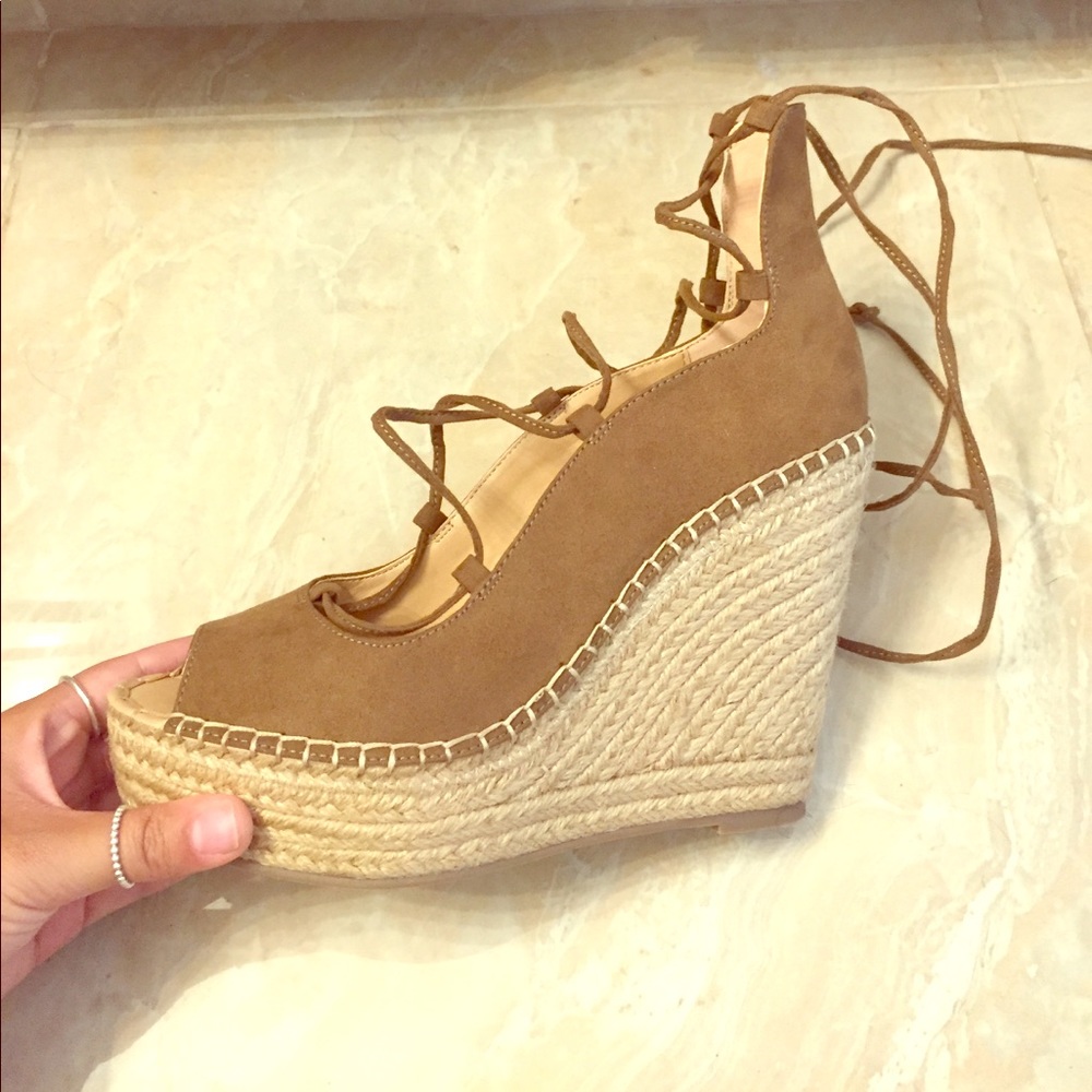Lace-up Tan/Nude wedges