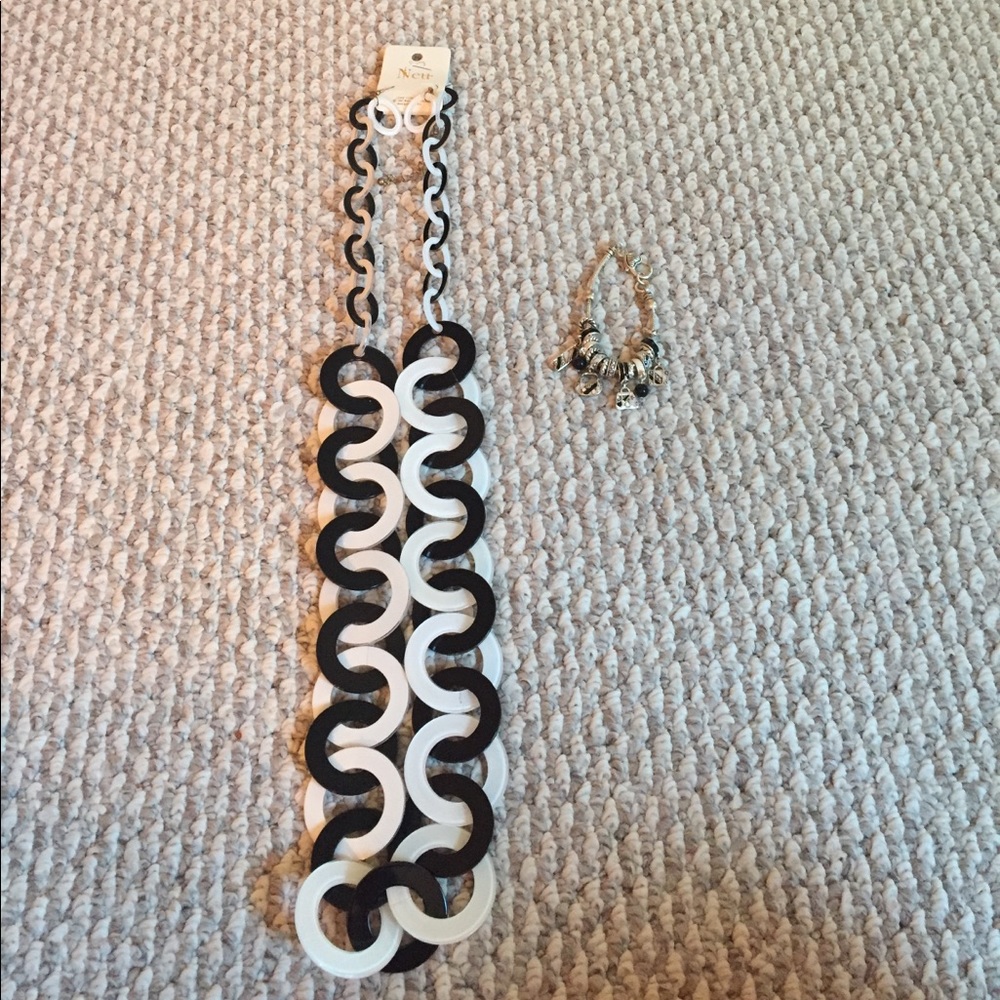 Black/white jewelry set.