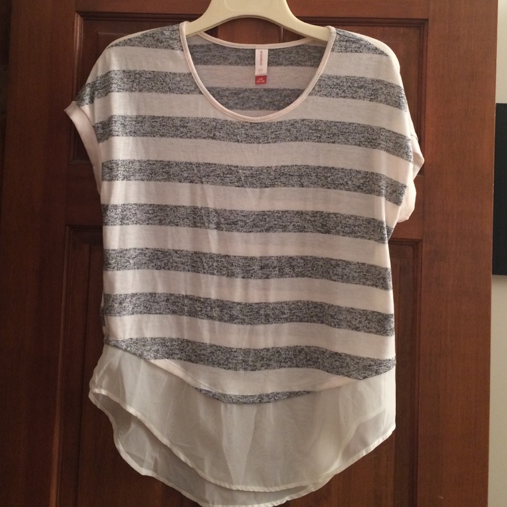 Pretty lightweight beige and gray top