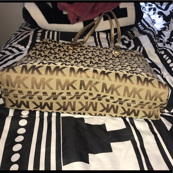 Michael Kors Jet set tote ✨🤤 - Picture 3 of 3