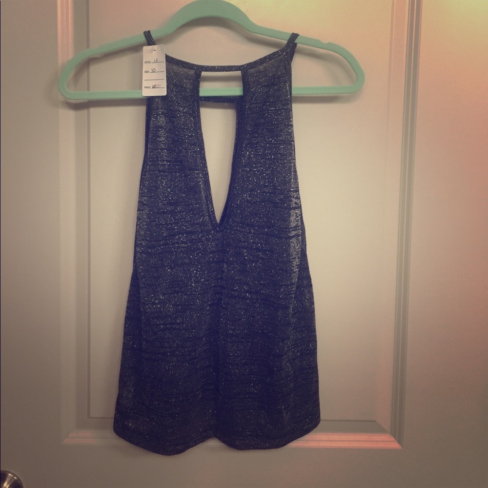 Black and silver peep-hole top