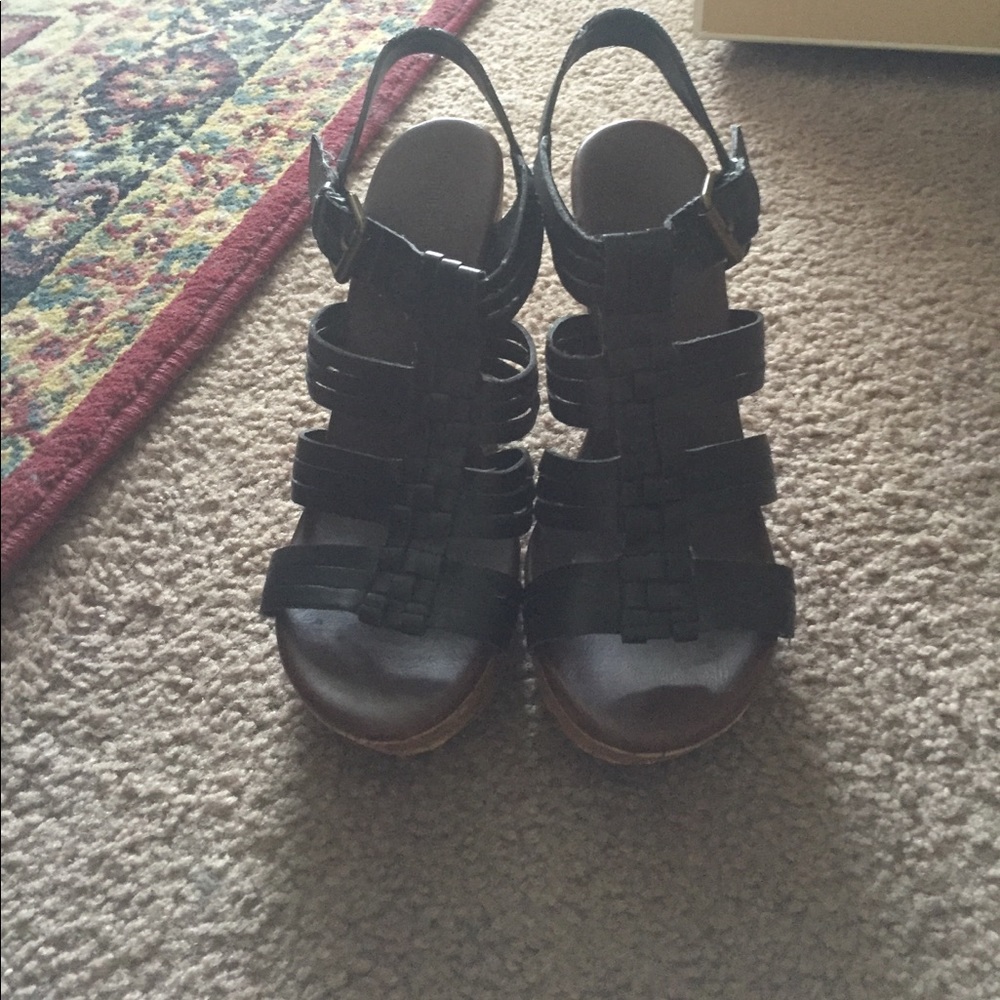 Black wedges