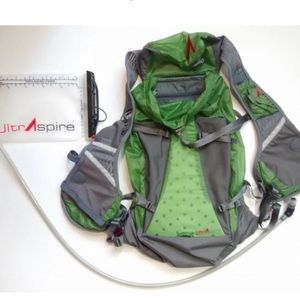 UltrAspire titan 1.0 hydration vest- like new