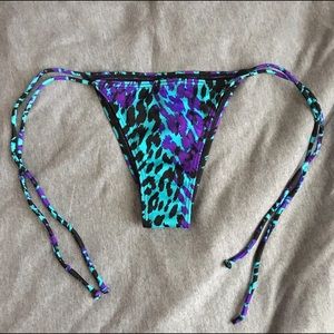Billabong multicolored print bottoms (size small)