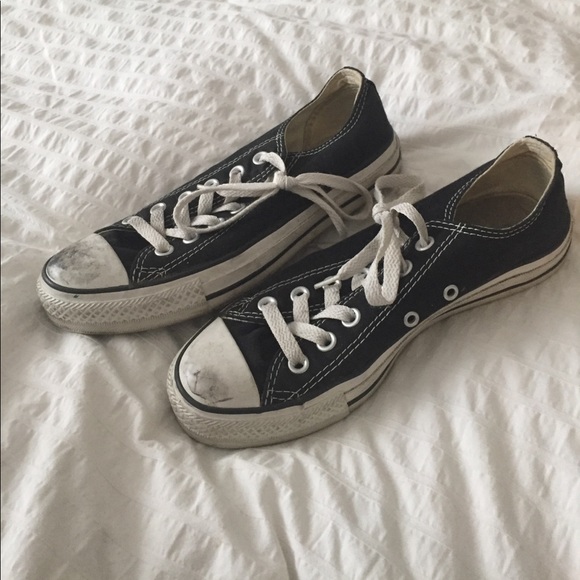 Women's black converse in size 6. - Picture 1 of 2