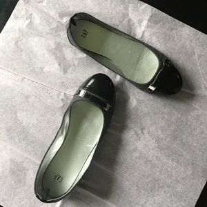 Black/grey GAP flats