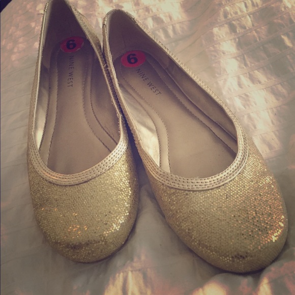 Nine West gold flats in size 6. - Picture 1 of 4