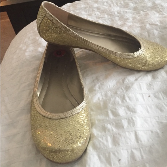 Nine West gold flats in size 6. - Picture 2 of 4