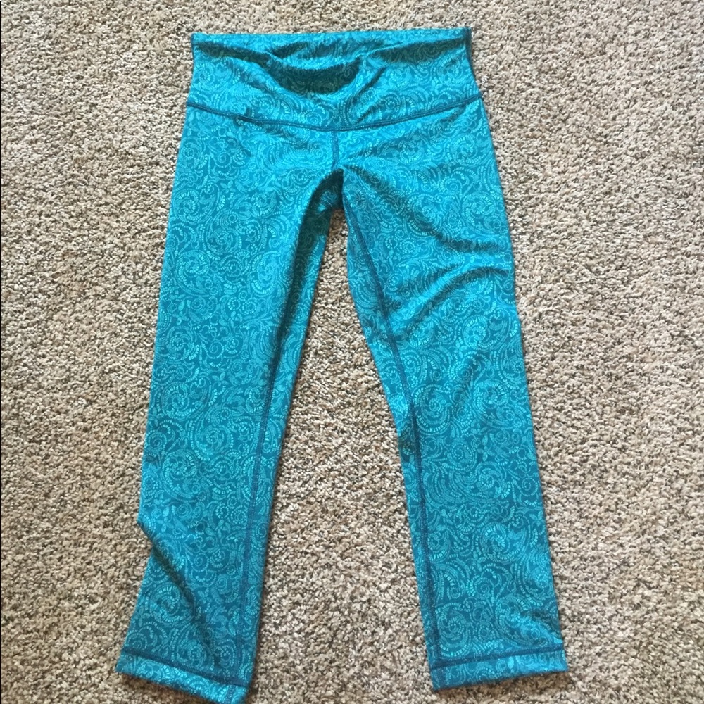 Lulu crop yoga pants