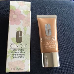 Clinique Stay-Matte oil-free makeup (in 19 Sand)