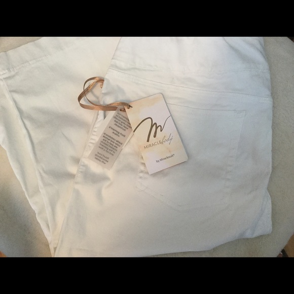 Miraclebody Jeans Rudy 17" Cuffed Sateen Capris - Picture 5 of 6