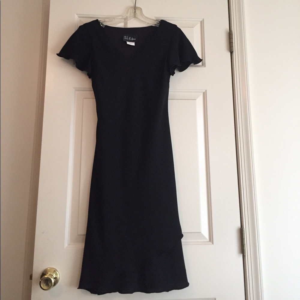 Dress,short sleeve v neck,scalloped hem.