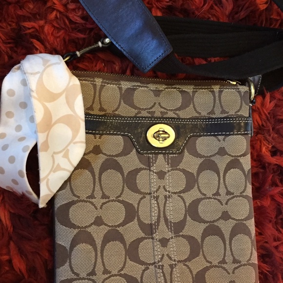 👜 Authentic CrossBody Messenger Bag 40688 👜 - Picture 2 of 5