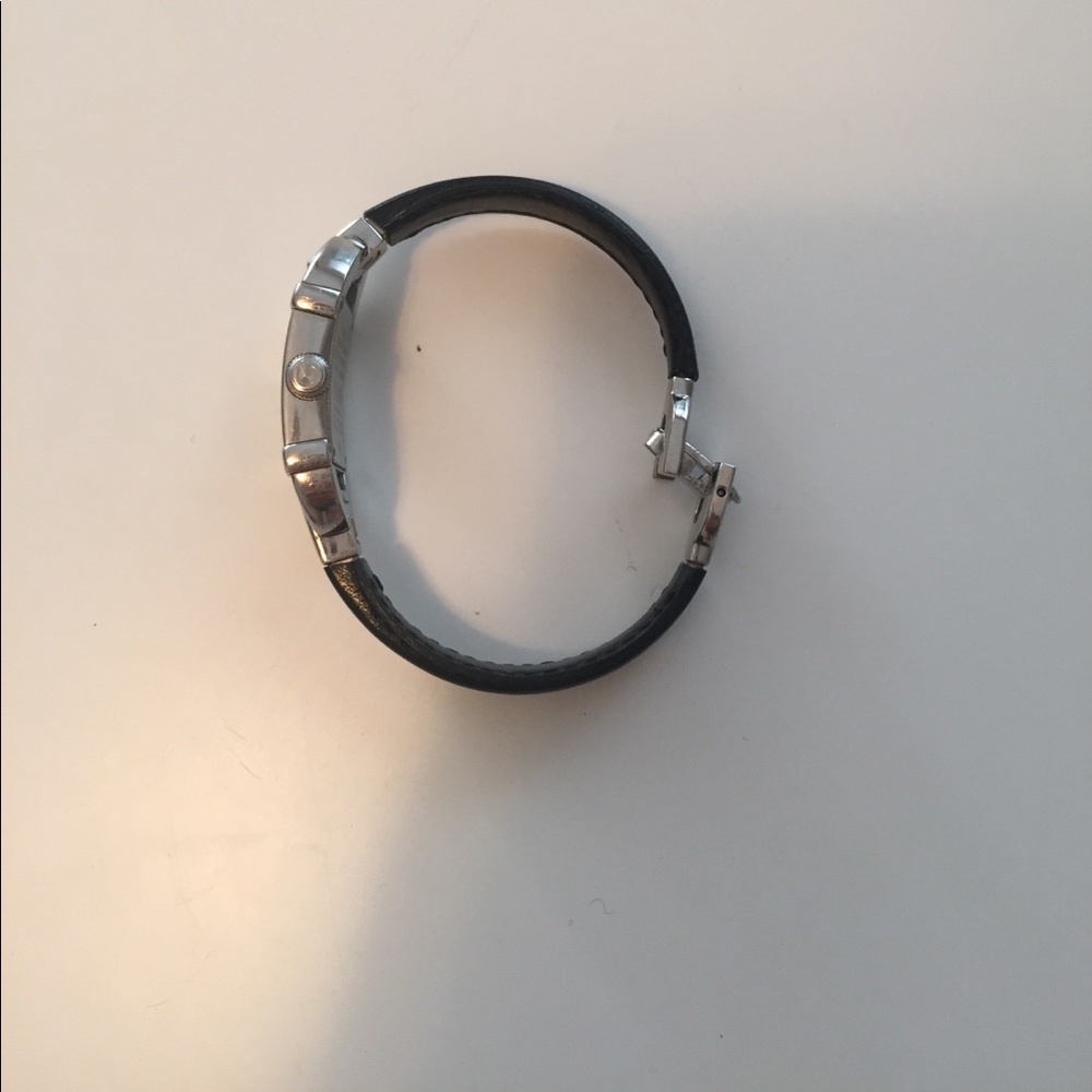 Simple Gucci watch with black band - Picture 2 of 2