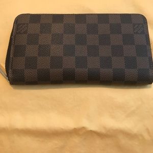Louis Vuitton Zippy Wallet in Damier print