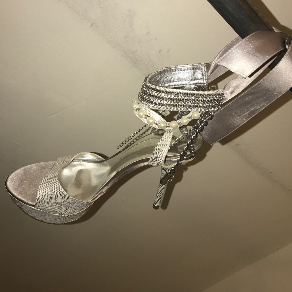 Guess pumps