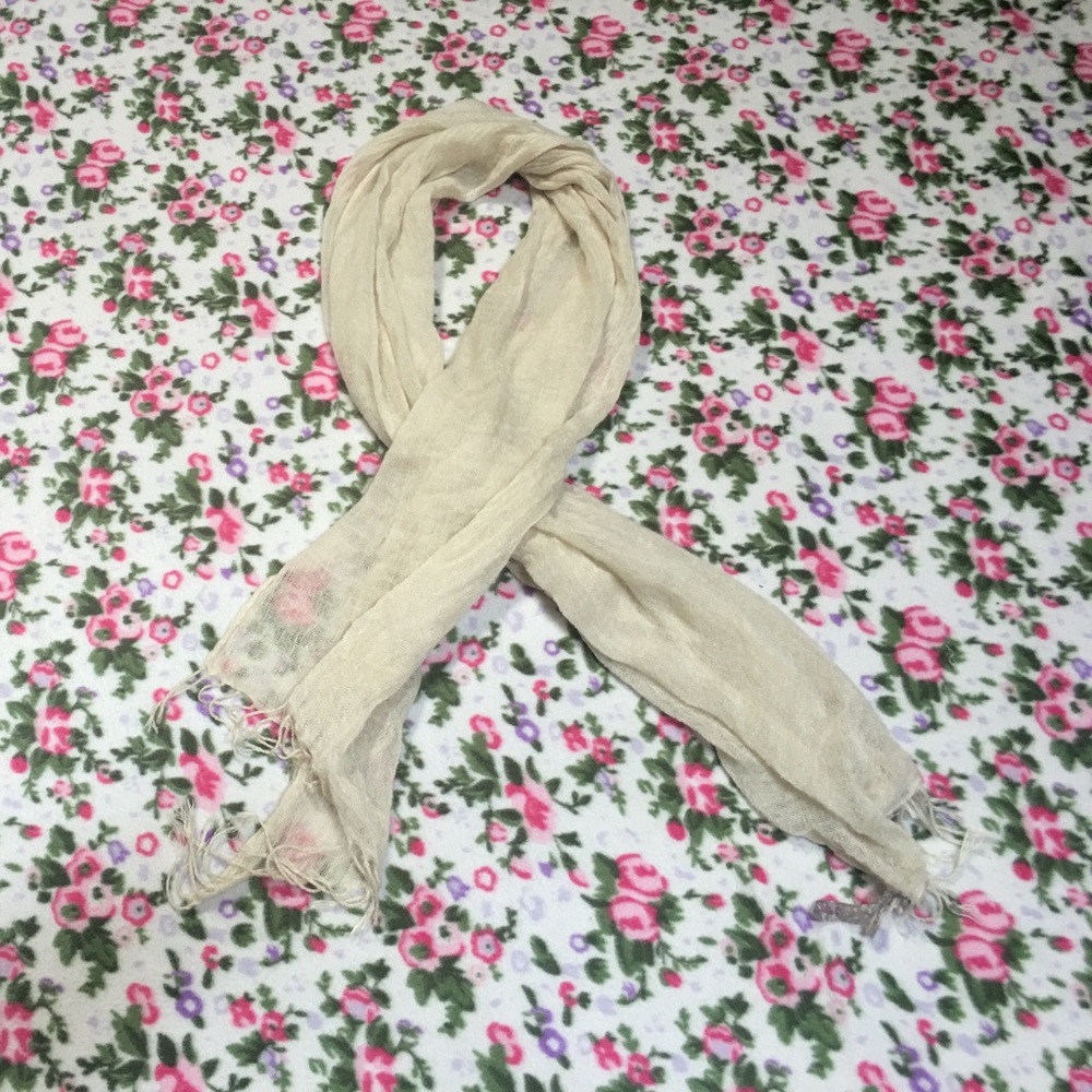 A cream colored scarf