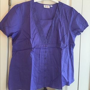 Short sleeve cotton v-neck top with eyelet trim