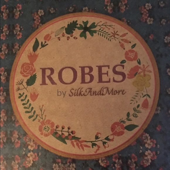 Beautiful Floral Robe - Picture 2 of 2