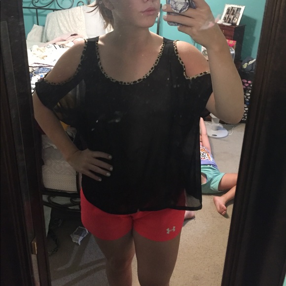 Sassy slit shoulder cheetah top!! - Picture 1 of 4