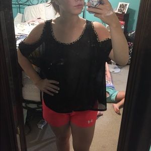 Sassy slit shoulder cheetah top!!