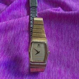 Ladies slim fit gold to e watch