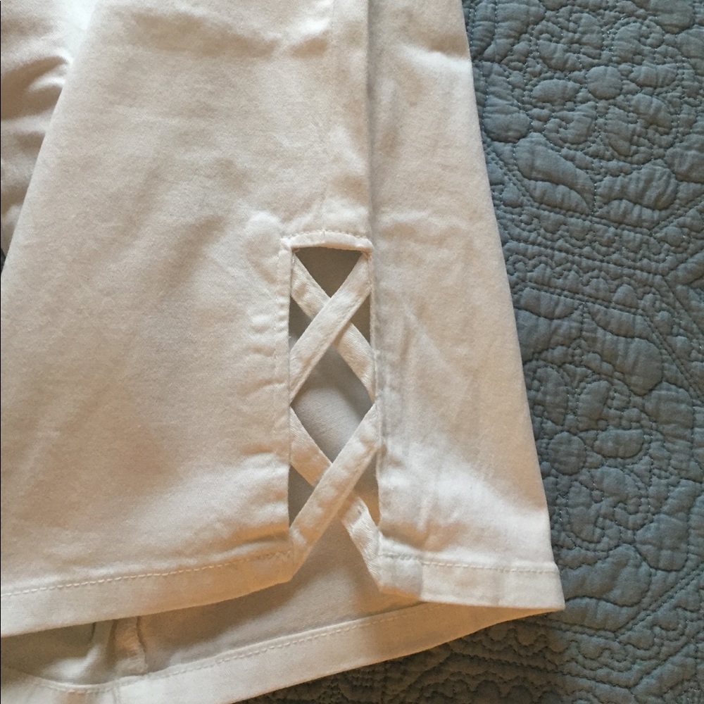 White cotton/spandex capris with lattice detail