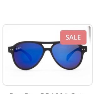 Raybans NEVER WORN . Nothing wrong with them !