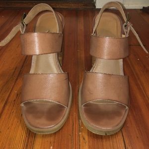 URBAN OUTFITTERS TAN BLOCK HEEL SANDALS