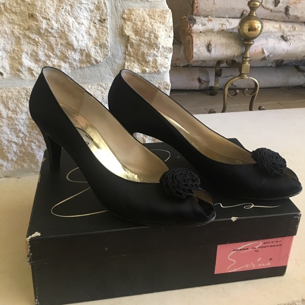 Evins of Italy black flower pumps