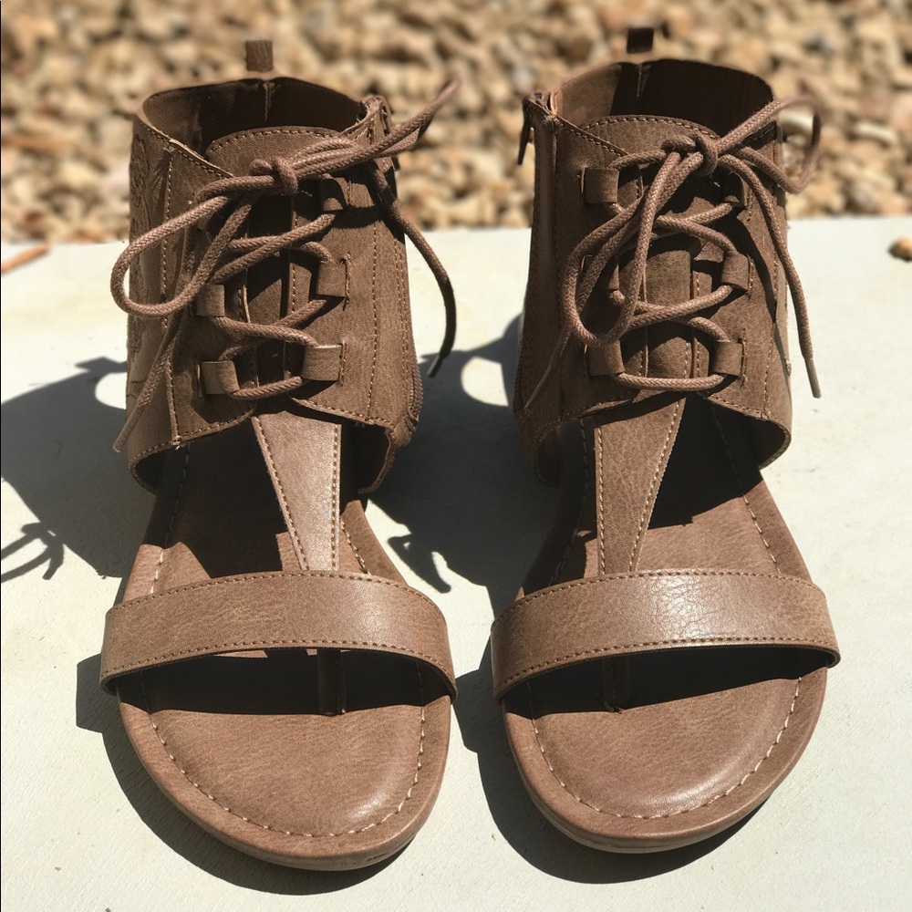 Beautiful Tan Floral Embroidered Sandal - Picture 4 of 5