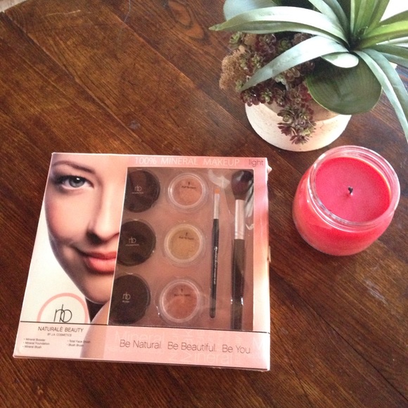 BRAND NEW 100% Mineral Makeup Set - Picture 1 of 4