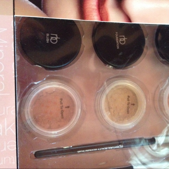 BRAND NEW 100% Mineral Makeup Set - Picture 4 of 4