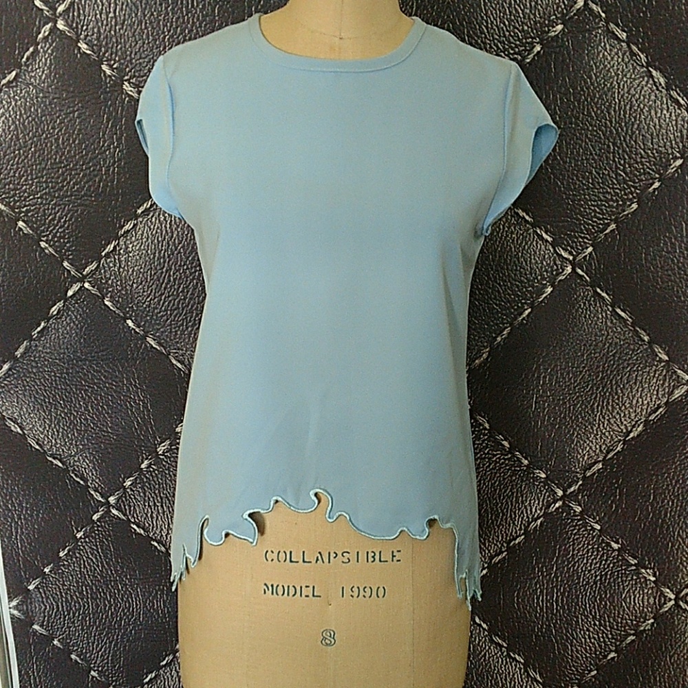 Cute applique hem detailed cap sleeve top.