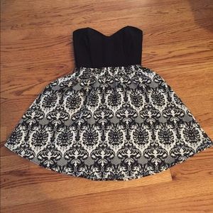 Sleeveless dress black and white design