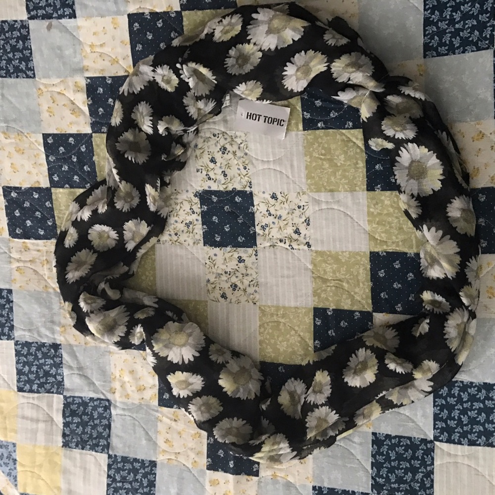 Daisy Scarf