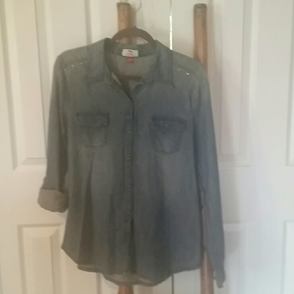 Long sleeve  soft denim lei shirt.