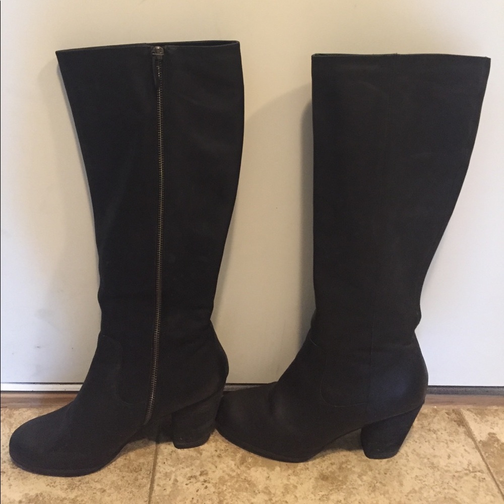Black knee boots