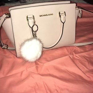 I am selling a Michael kors bag