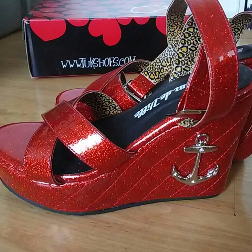 Red wedges by T.U.K
