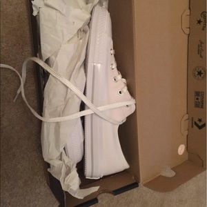 Brand new Converse women's size 9 Gemma sneaker