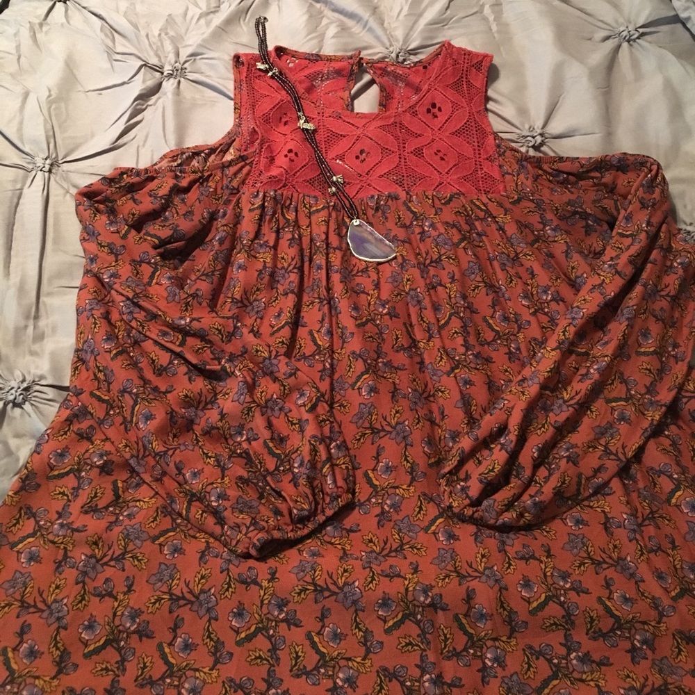 Xhilaration L top with shoulder cutouts