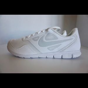Women's NIKE Cheer Compete Sneakers SIZE 7.5